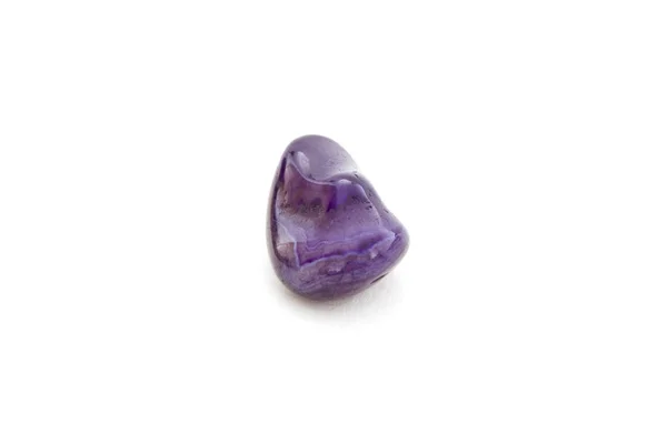 白色背景上的单一紫水晶矿物 — 图库照片