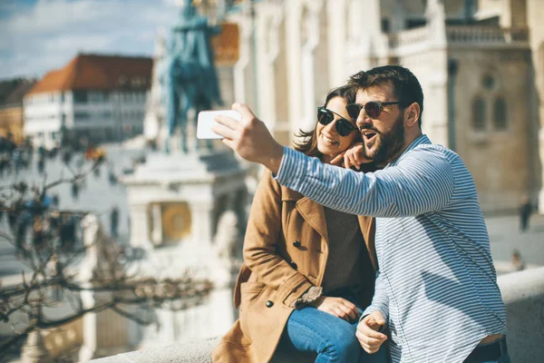 Sevgi Dolu Çift Alarak Selfie Güneşli Gün Kentsel Ortamda Portresi — Stok fotoğraf