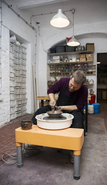 在一个艺术家的看法 使粘土陶器在旋转轮 — 图库照片