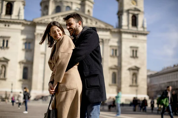 Älskande Par Med Den Stephens Basilica Bakom Dem Budapest Ungern — Stockfoto