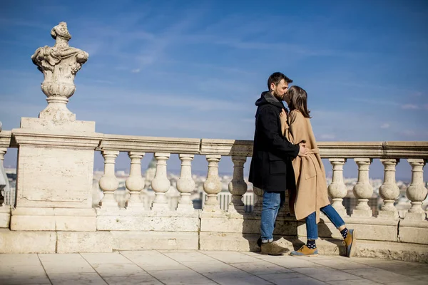 Junges Glückliches Attraktives Verliebtes Paar Umarmt Sich Vor Dem Hintergrund — Stockfoto