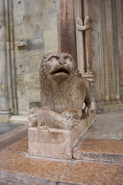 Veduta Della Scultura Leone Con Preghiera Davanti Duomo Modena — Foto Stock