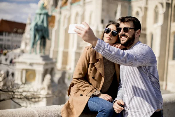 Porträt Eines Verliebten Paares Beim Selfie Urbaner Umgebung Einem Sonnigen — Stockfoto