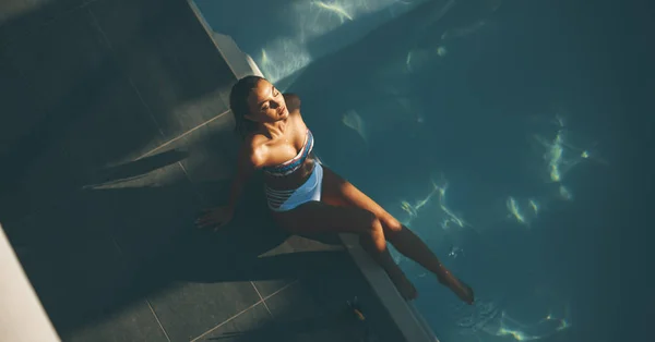 Joven Mujer Delgada Relajarse Piscina Día Verano Caliente —  Fotos de Stock