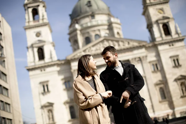ブダペスト ハンガリーでその背後にある聖イシュトバーン大聖堂と愛情のあるカップル — ストック写真
