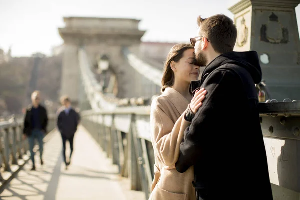 Pareja Cariñosa Chain Bridge Budapest Hungría —  Fotos de Stock