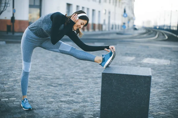 Jonge Vrouw Praktijken Stretching Het Joggen Buiten Bekijken — Stockfoto