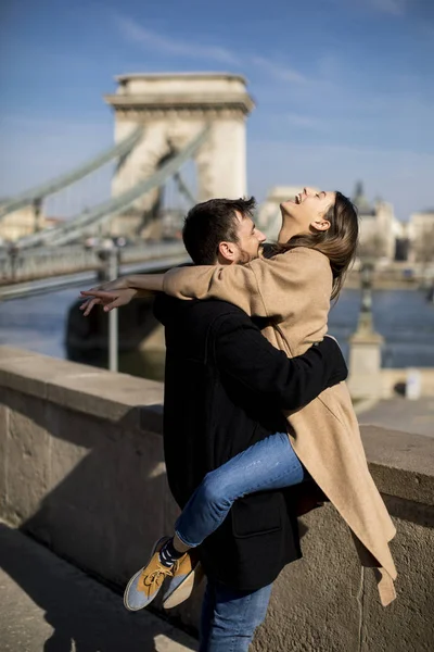 Ungt Lykkelig Par Som Klemmer Bakgrunnen Det Storslagne Landskapet Budapest – stockfoto