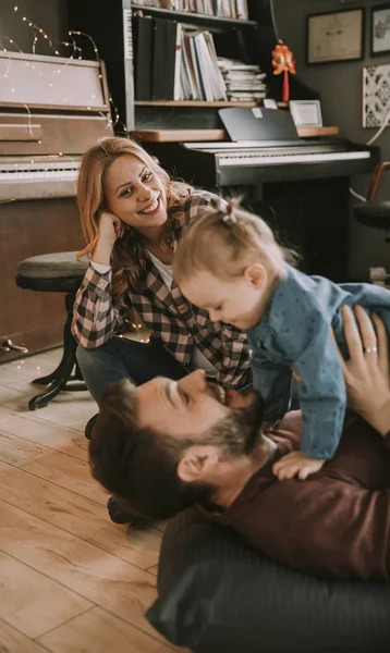 Feliz Joven Familia Jugando Suelo Habitación — Foto de Stock