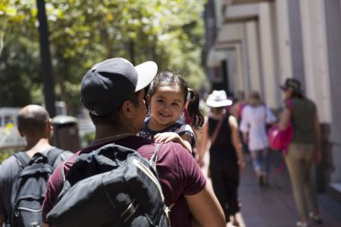 Santiago, Şili - 17 Ocak 2018: Santiago, Şili'nin Caddesi'nde kimliği belirsiz insanlar. Fazla 5,5 milyon vatandaşlar ile Santiago 6 en Latin Amerika büyük kentidir..