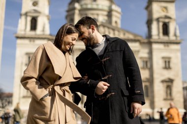 Budapeşte, Macaristan için arkalarında St. Stephens Bazilikası ile seven Çift.