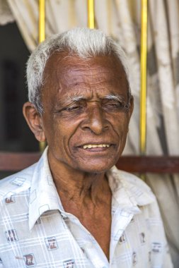 Galle, Sri Lanka - 24 Ocak 2014: tanımlanamayan adam sokakta Galle, Sri Lanka. 100.000 kişi, Galle Sri Lanka 9 en kalabalık şehri olduğunu.