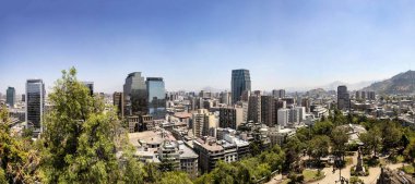 Santiago, Şili - 17 Ocak 2018: Santiago, Chile panoramik manzaraya. Fazla 5,5 milyon vatandaşlar ile Santiago 6 en Latin Amerika büyük kentidir..