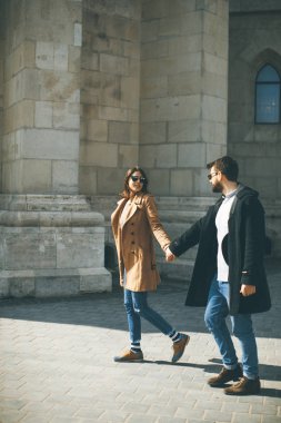 Mutlu bir şekilde yürürken ve Budapeşte, elinde tutan oldukça sevgi dolu çift yürümek