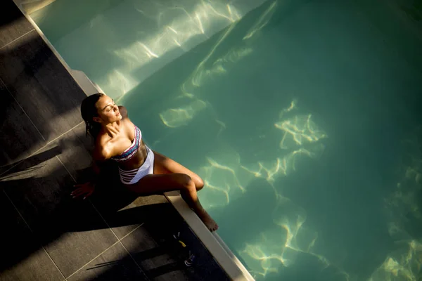 Jonge Slanke Vrouw Ontspannen Bij Zwembad Warme Zomerdag — Stockfoto