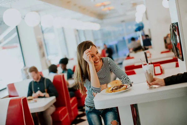 Jovencita Bastante Feliz Sentada Restaurante — Foto de Stock