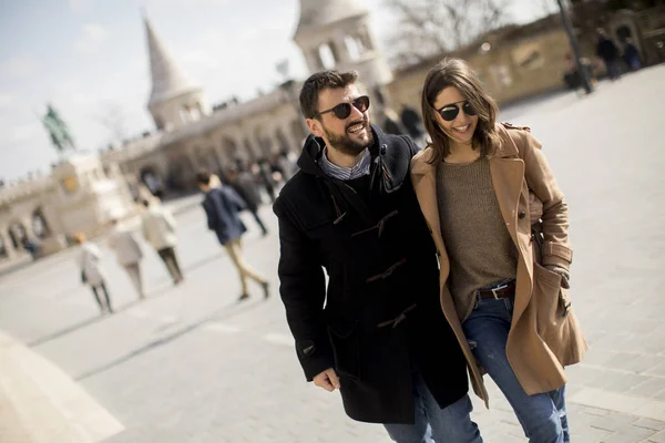 かなり愛情のあるカップル喜んで歩いて ブダペスト ハンガリーで手を繋いで歩く — ストック写真
