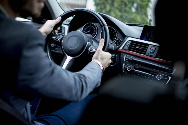 Joven hombre de negocios conduciendo en el coche moderno — Foto de Stock