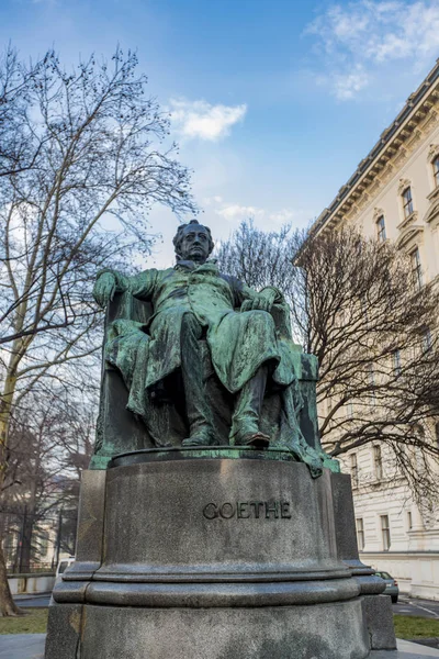 ウィーン オーストリアのゲーテ像で表示 記念碑は エデュアルド Hellmer によって 1900 年に作成されました — ストック写真