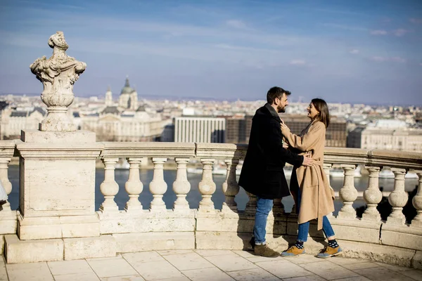 Joven Feliz Pareja Atractiva Amor Abrazándose Fondo Magnífica Vista Del — Foto de Stock