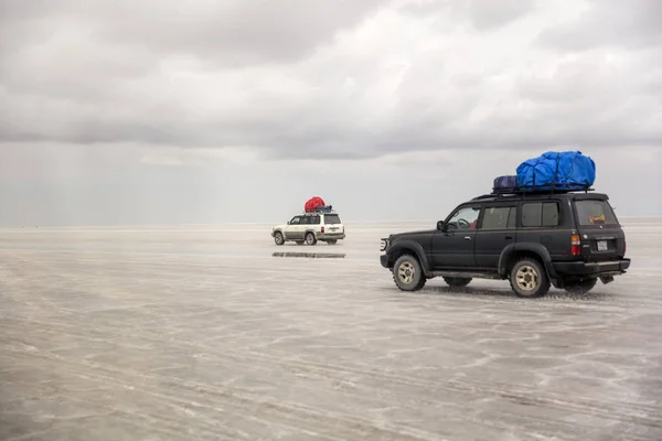 サラー ウユニ ボリビア 2018 ボリビアのウユニで遠征 それは世界の最も大きい塩のフラット — ストック写真