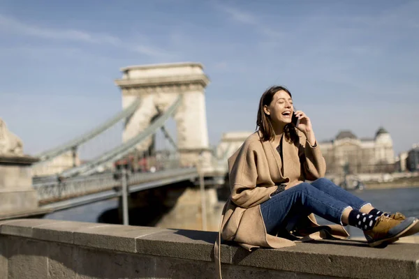 Ung Kvinna Med Mobiltelefon Med Chain Bridge Bakgrunden Budapest Ungern — Stockfoto