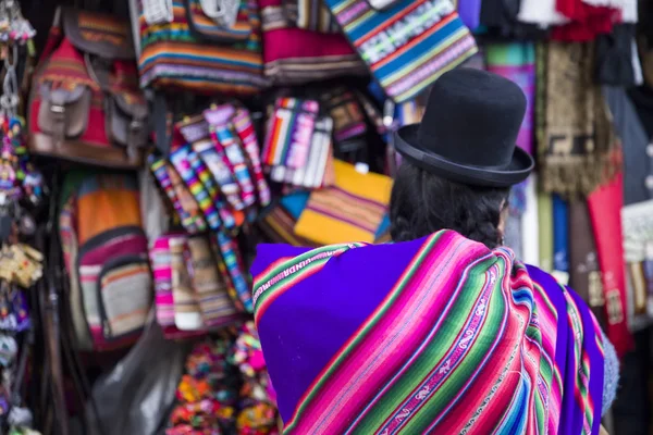玻利维亚拉巴斯 2018年1月10日 玻利维亚拉巴斯的女巫市场上的身份不明的妇女 这是一个受欢迎的旅游景点位于山别 — 图库照片