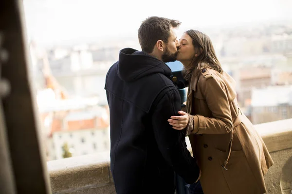 Couple Amoureux Étreint Dans Quartier Historique Budapest Hongrie — Photo