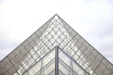 Paris, Fransa - 24 Ocak 2018: Louvre piramit Paris, Fransa, görünümü. Piramit 1989 yılında tamamlandı ve Paris bir dönüm noktası haline