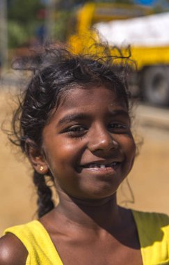 Matara, Sri Lanka - 25 Ocak 2014: tanımlanamayan kız Matara, Sri Lanka dan. 2012 verilere dayanarak, Matara %24,9 nüfusu 14 yaşından daha genç.