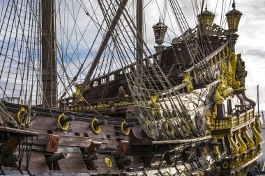 Genoa, İtalya - 9 Mart 2018: Galleon Neptun Porto antico, Genoa, İtalya içinde. 17. yüzyıl İspanyol kalyon 1985 yılında Roman Polanski'nin film Pirates için inşa gemi kopyası olduğunu.