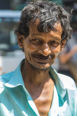 Galle, Sri Lanka - 24 Ocak 2014: tanımlanamayan adam sokakta Galle, Sri Lanka. 100.000 kişi, Galle Sri Lanka 9 en kalabalık şehri olduğunu.