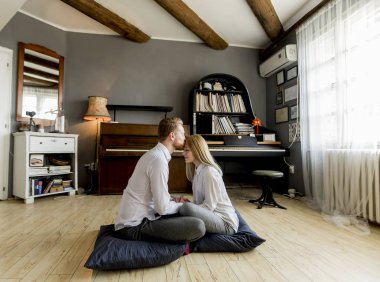 Çift aşık odaya evde birlikte güzel vakit geçiriyor