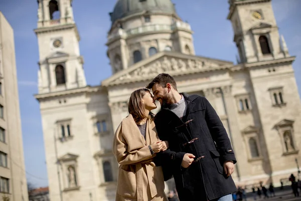 Casal Amoroso Com Basílica Stephens Atrás Deles Budapeste Hungria — Fotografia de Stock