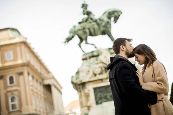 Couple Amoureux Plein Air Avec Monument Arrière Plan Budapest Hongrie — Photo