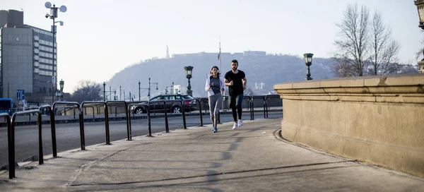 Pasangan Muda Berjalan Pagi Hari Sebagai Kebiasaan Yang Baik — Stok Foto