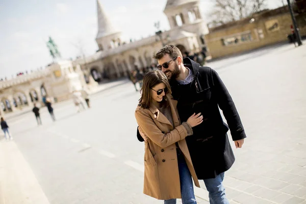 Mutlu Bir Şekilde Yürürken Budapeşte Elinde Tutan Oldukça Sevgi Dolu — Stok fotoğraf