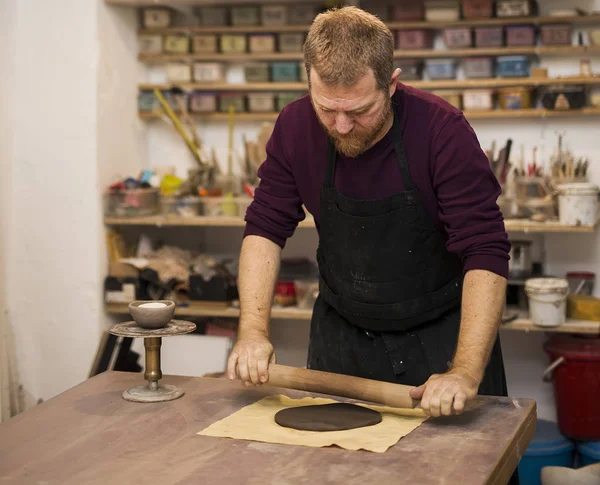 Maestro experto preparando piezas de arcilla para sus nuevas creaciones — Foto de Stock