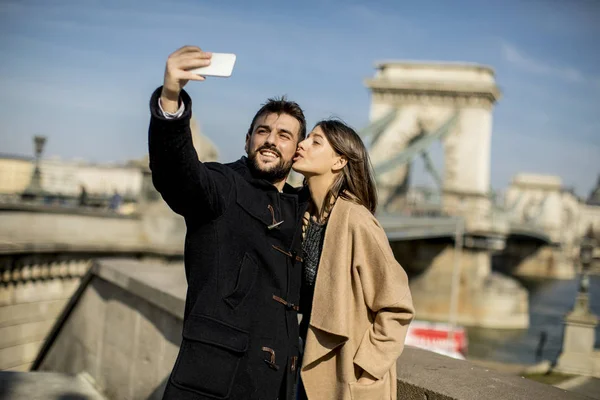 Portrett Kjærlig Par Som Tar Selfie Bymiljøer – stockfoto