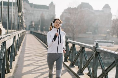 Şehirde çalışan genç kadın, görüntüleme