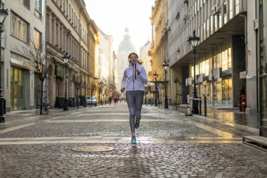 Şehirde çalışan genç kadın, görüntüleme