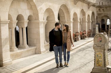 Mutlu bir şekilde yürürken ve Budapeşte, elinde tutan oldukça sevgi dolu çift yürümek