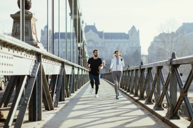 Kentsel çevre güneşli gün çalışan genç Çift