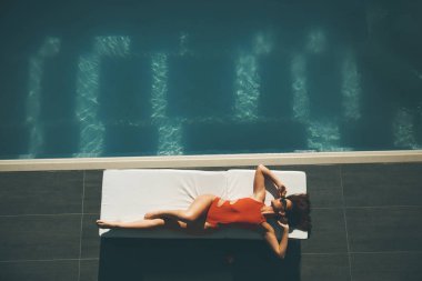 Mayo Yüzme Havuzu güneşlenme içinde genç ince güzel kadına Üstten Görünüm