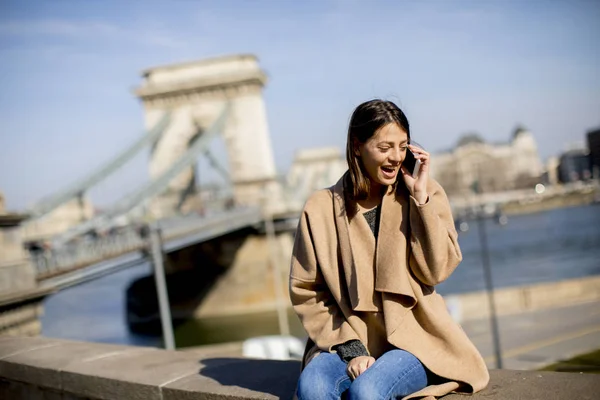 Junge Frau Benutzt Handy Mit Kettenbrücke Hintergrund Budapest Ungarn — Stockfoto
