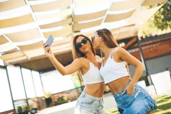 Schöne Frauen Beim Selfie Pool Heißen Sommertagen — Stockfoto