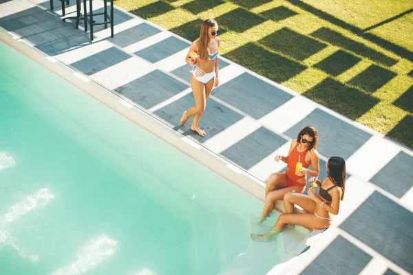 Mujeres Jóvenes Que Beben Cócteles Divierten Piscina Caluroso Día Verano — Foto de Stock