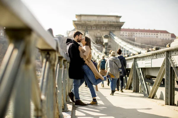 Verliefde Paar Chain Bridge Budapest Hongarije — Stockfoto