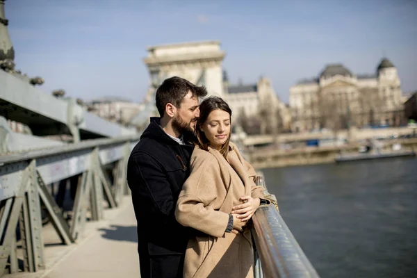 爱的情侣在链桥 布达佩斯 匈牙利 — 图库照片