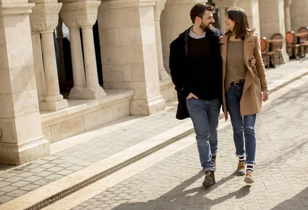 Ganska Kärleksfulla Paret Lyckligt Promenader Och Hålla Händerna Budapest Ungern — Stockfoto